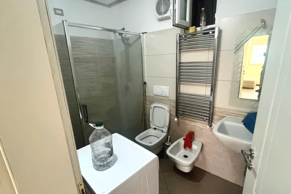 Shtepi me qera Apartament ne Tirane, 2+1, Mobilimi E mobiluar, Pagesa 55,000  Leke.