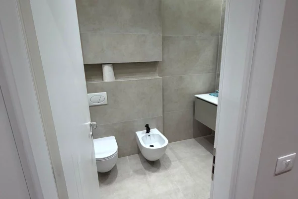 Shtepi me qera Apartament ne Tirane, 2+1, Mobilimi Bosh, pa mobiluar, Pagesa 1,000  Euro.