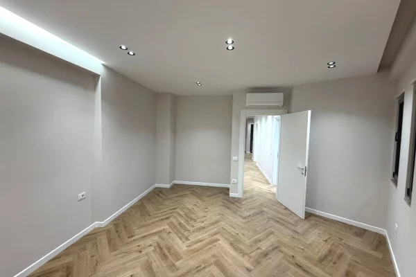 Shtepi me qera Apartament ne Tirane, 2+1, Mobilimi Bosh, pa mobiluar, Pagesa 1,000  Euro.