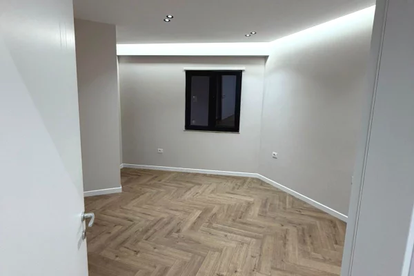 Shtepi me qera Apartament ne Tirane, 2+1, Mobilimi Bosh, pa mobiluar, Pagesa 1,000  Euro.