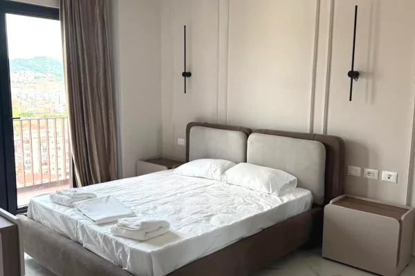 Shtepi me qera Apartament ne Tirane, 3+1, Mobilimi E mobiluar, Pagesa 1,900  Euro.