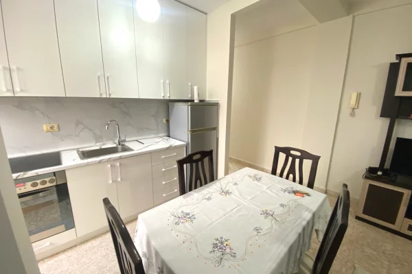 Shtepi me qera Apartament ne Tirane, 1+1, Mobilimi E mobiluar, Pagesa 55,000  Leke.