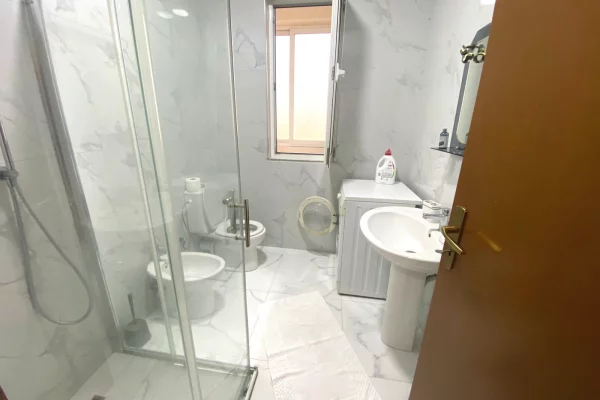 Shtepi me qera Apartament ne Tirane, 1+1, Mobilimi E mobiluar, Pagesa 55,000  Leke.