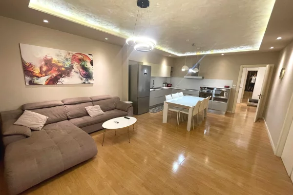 Jepet me qira 2+1+2+ verande Komuna e Parisit 1000€