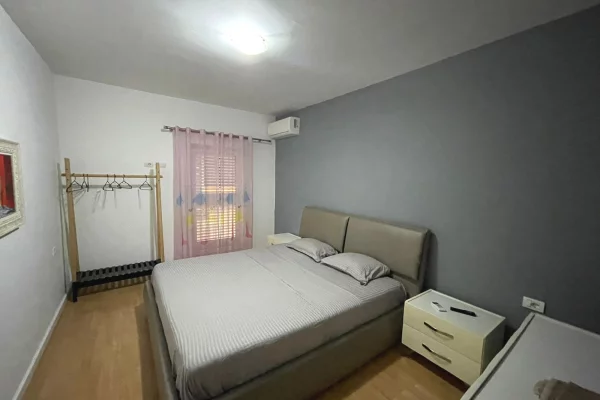 Shtepi me qera Apartament ne Tirane, 2+1, Mobilimi E mobiluar, Pagesa 1,000  Euro.