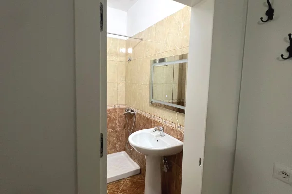 Shtepi me qera Apartament ne Tirane, 1+1, Mobilimi E mobiluar, Pagesa 50,000  Leke.