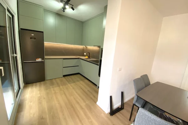 Jepet me qira 2+1+parkim Shkolla e Kuqe Pazari i Ri 1300€