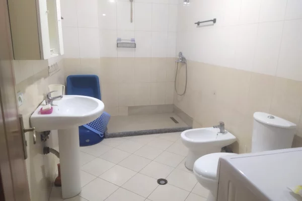 Shtepi me qera Apartament ne Tirane, 1+1, Mobilimi E mobiluar, Pagesa 50,000  Leke.