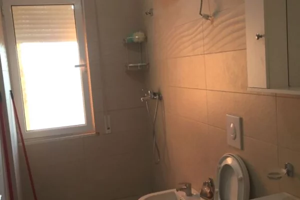 Shtepi me qera Apartament ne Tirane, 1+1, Mobilimi E mobiluar, Pagesa 50,000  Leke.