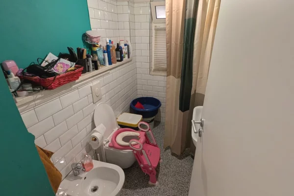 Shtepi ne shitje Apartament ne Tirane, 2+1, Mobilimi E mobiluar, Pagesa 16,500,000  Leke.