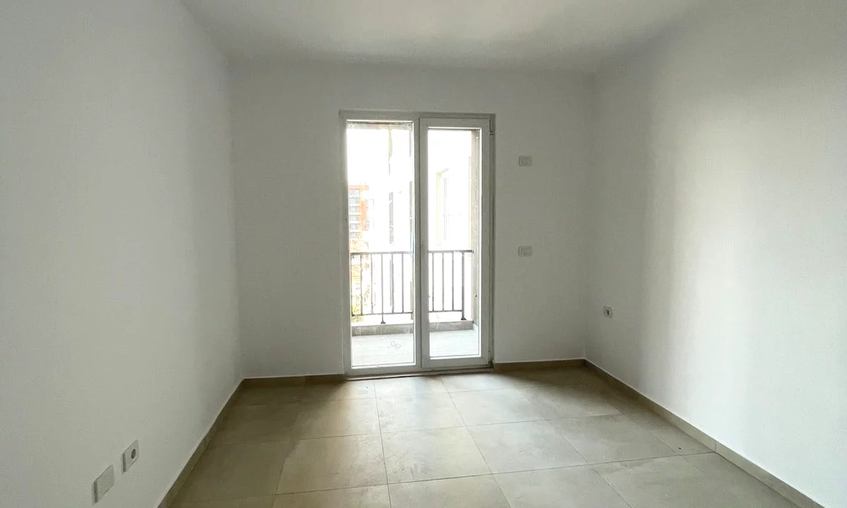 Shtepi ne shitje Apartament ne Tirane, 2+1, Mobilimi Bosh, pa mobiluar, Pagesa 110,000  Euro.