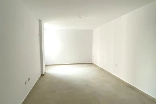 Shtepi ne shitje Apartament ne Tirane, 2+1, Mobilimi Bosh, pa mobiluar, Pagesa 110,000  Euro.