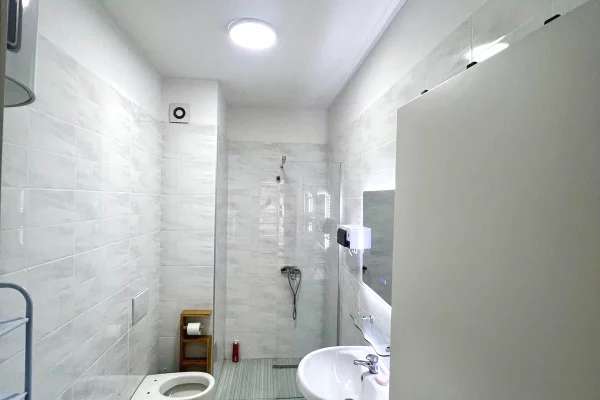 Shtepi me qera Apartament ne Tirane, 2+1, Mobilimi E mobiluar, Pagesa 65,000  Leke.