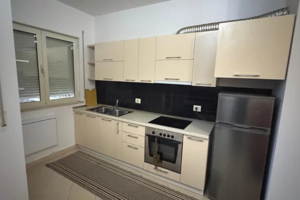 Shtepi me qera Apartament ne Tirane, 1+1, Mobilimi E mobiluar, Pagesa 50,000  Leke.