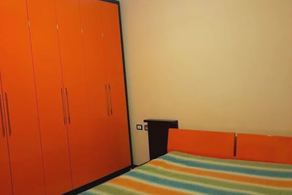 Shtepi me qera Apartament ne Tirane, 2+1, Mobilimi E mobiluar, Pagesa 50,000  Leke.