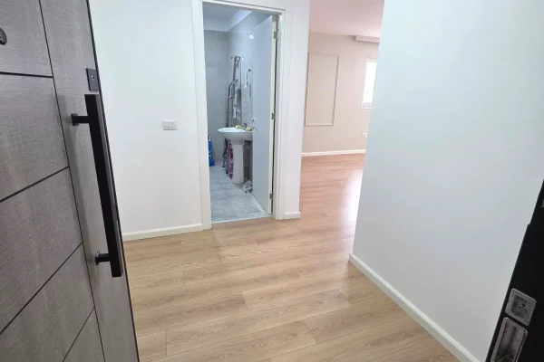 Shtepi me qera Apartament ne Tirane, 2+1, Mobilimi Bosh, pa mobiluar, Pagesa 40,000  Leke.