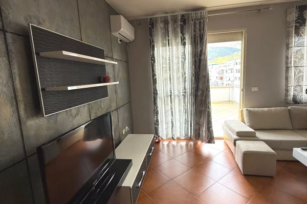 Shtepi me qera Apartament ne Tirane, 3+1, Mobilimi E mobiluar, Pagesa 50,000  Leke.