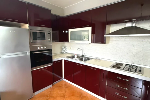 Shtepi me qera Apartament ne Tirane, 3+1, Mobilimi E mobiluar, Pagesa 50,000  Leke.