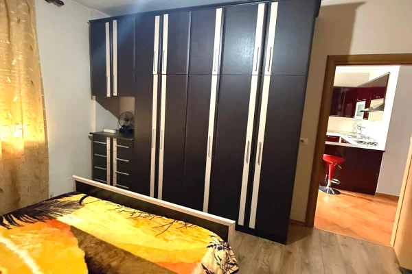 Shtepi me qera Apartament ne Tirane, 3+1, Mobilimi E mobiluar, Pagesa 50,000  Leke.