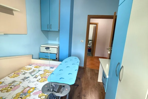 Shtepi me qera Apartament ne Tirane, 3+1, Mobilimi E mobiluar, Pagesa 50,000  Leke.