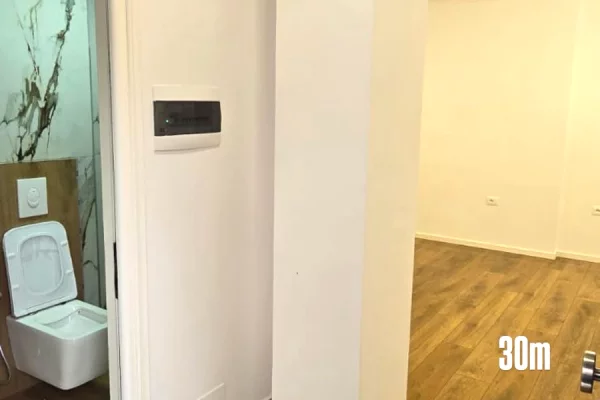 Shtepi ne shitje Apartament ne Tirane, Garsoniere, Mobilimi Bosh, pa mobiluar, Pagesa 87,000  Euro.