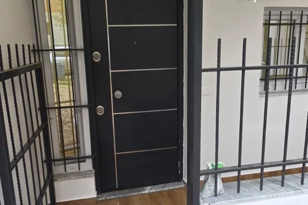 Shtepi ne shitje Apartament ne Tirane, Garsoniere, Mobilimi Bosh, pa mobiluar, Pagesa 80,000  Euro.