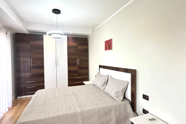 Shtepi ne shitje Apartament ne Tirane, 2+1, Mobilimi E mobiluar, Pagesa 16,600,000  Leke.