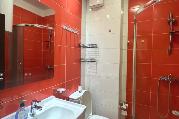 Shtepi ne shitje Apartament ne Tirane, 2+1, Mobilimi E mobiluar, Pagesa 16,600,000  Leke.