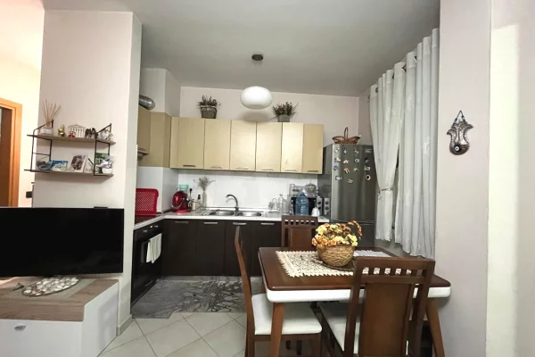 Shtepi me qera Apartament ne Tirane, 1+1, Mobilimi E mobiluar, Pagesa 45,000  Leke.