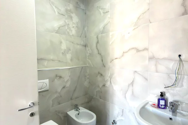 Shtepi me qera Apartament ne Tirane, 2+1, Mobilimi E mobiluar, Pagesa 70,000  Leke.