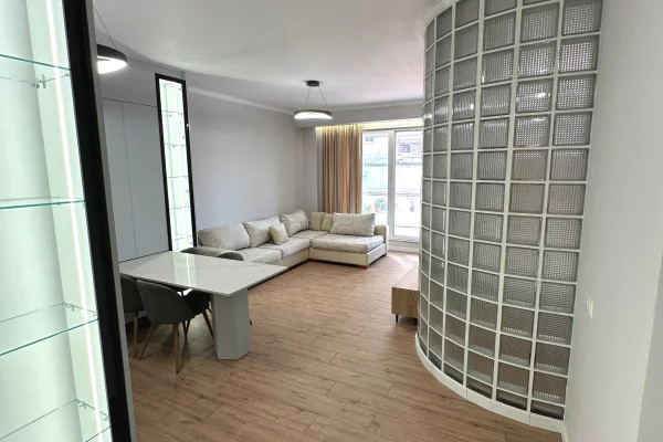 Shtepi me qera Apartament ne Tirane, 2+1, Mobilimi E mobiluar, Pagesa 1,000  Euro.