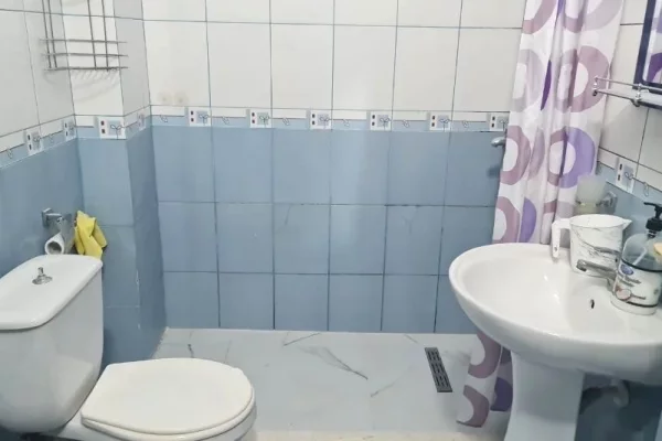 Shtepi me qera Apartament ne Tirane, 2+1, Mobilimi Bosh, pa mobiluar, Pagesa 500  Euro.