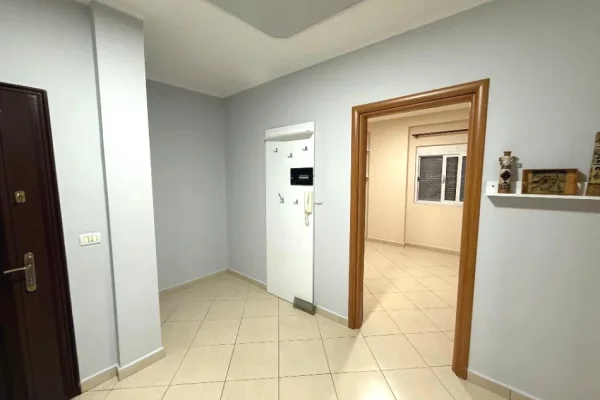 Shtepi me qera Apartament ne Tirane, 2+1, Mobilimi Bosh, pa mobiluar, Pagesa 500  Euro.