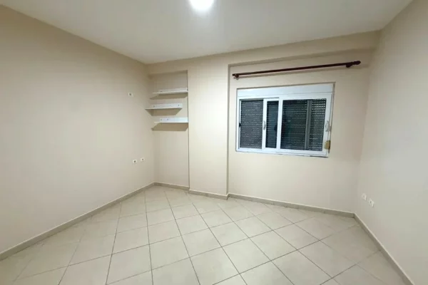 Shtepi me qera Apartament ne Tirane, 2+1, Mobilimi Bosh, pa mobiluar, Pagesa 500  Euro.