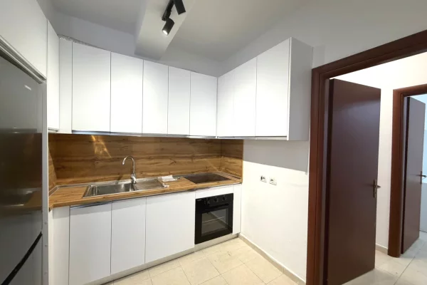 Shtepi me qera Apartament ne Tirane, 3+1, Mobilimi E mobiluar, Pagesa 450  Euro.