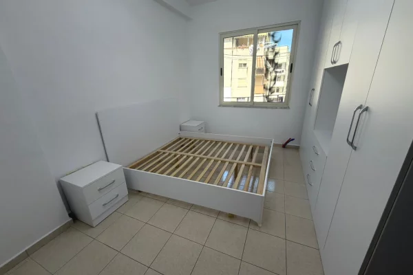 Shtepi me qera Apartament ne Tirane, 3+1, Mobilimi E mobiluar, Pagesa 450  Euro.