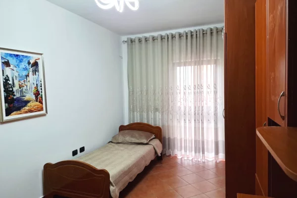 Shtepi me qera Apartament ne Tirane, 2+1, Mobilimi E mobiluar, Pagesa 600  Euro.