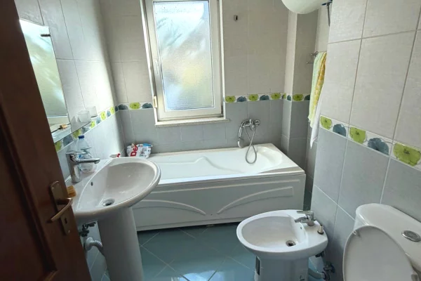 Shtepi me qera Apartament ne Tirane, 2+1, Mobilimi E mobiluar, Pagesa 750  Euro.