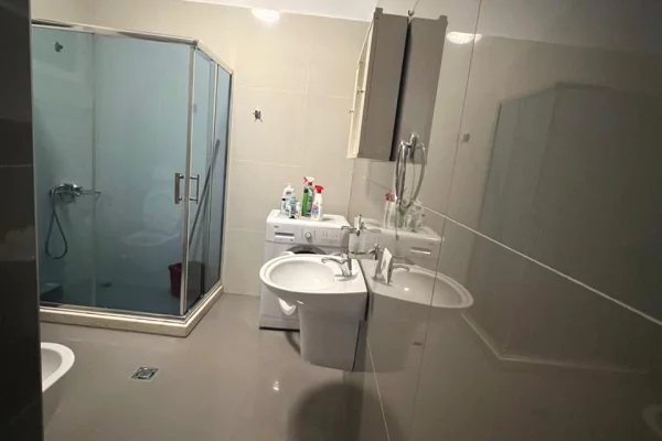 Shtepi me qera Apartament ne Tirane, 2+1, Mobilimi E mobiluar, Pagesa 60,000  Leke.