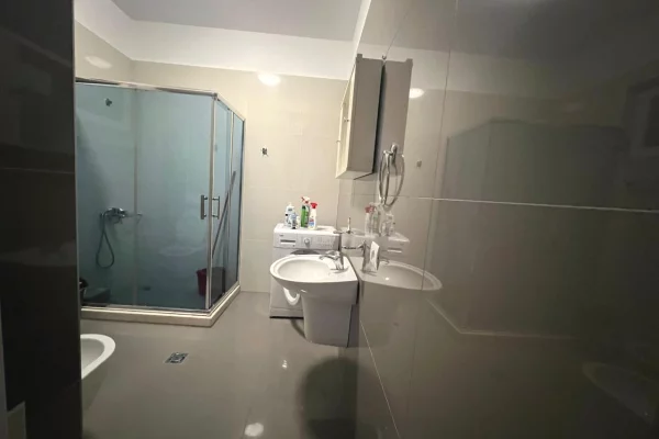 Shtepi me qera Apartament ne Tirane, 2+1, Mobilimi E mobiluar, Pagesa 60,000  Leke.