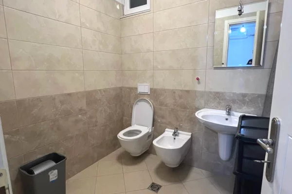 Shtepi me qera Apartament ne Tirane, 2+1, Mobilimi E mobiluar, Pagesa 60,000  Leke.