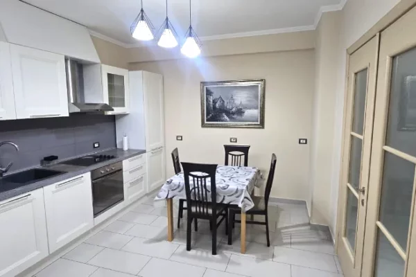 Shtepi me qera Apartament ne Tirane, 2+1, Mobilimi E mobiluar, Pagesa 550  Euro.