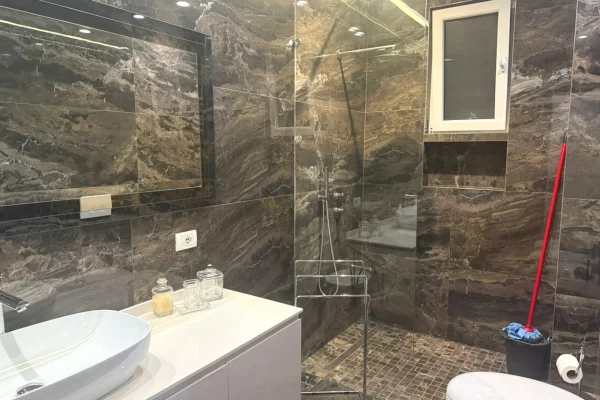 Shtepi me qera Apartament ne Tirane, 2+1, Mobilimi E mobiluar, Pagesa 850  Euro.