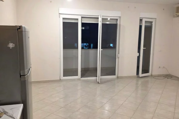 Shtepi me qera Apartament ne Tirane, 2+1, Mobilimi Bosh, pa mobiluar, Pagesa 700  Euro.