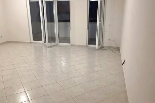 Shtepi me qera Apartament ne Tirane, 2+1, Mobilimi Bosh, pa mobiluar, Pagesa 700  Euro.