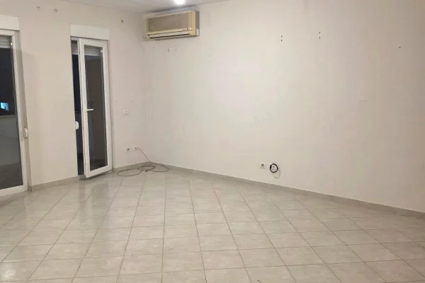 Shtepi me qera Apartament ne Tirane, 2+1, Mobilimi Bosh, pa mobiluar, Pagesa 700  Euro.