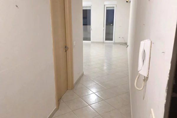 Shtepi me qera Apartament ne Tirane, 2+1, Mobilimi Bosh, pa mobiluar, Pagesa 700  Euro.