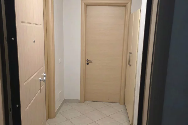Shtepi me qera Apartament ne Tirane, 2+1, Mobilimi Bosh, pa mobiluar, Pagesa 700  Euro.