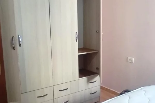 Shtepi me qera Apartament ne Tirane, 1+1, Mobilimi E mobiluar, Pagesa 450  Euro.