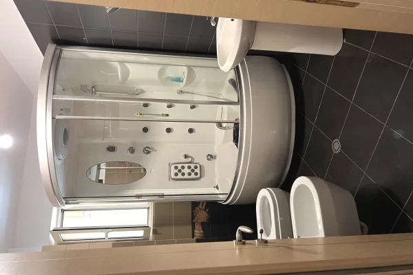 Shtepi ne shitje Apartament ne Tirane, 2+1, Mobilimi Pjeserisht e mobiluar, Pagesa 195,000  Euro.